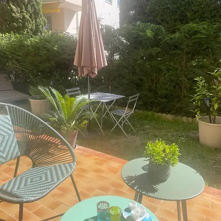Bel Cap D Avec Terrasses Et Jardins *