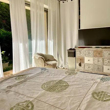 Bel Cap D Avec Terrasses Et Jardins *